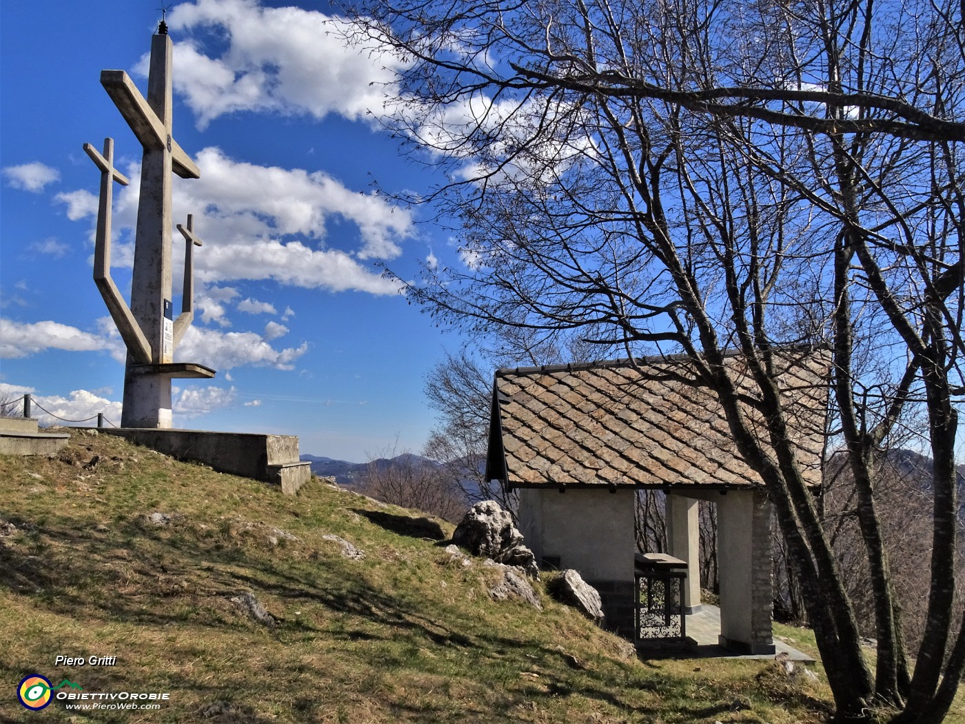 36 Alla Tre Croci e Cappella del Monte Molinasco (1179 m).JPG